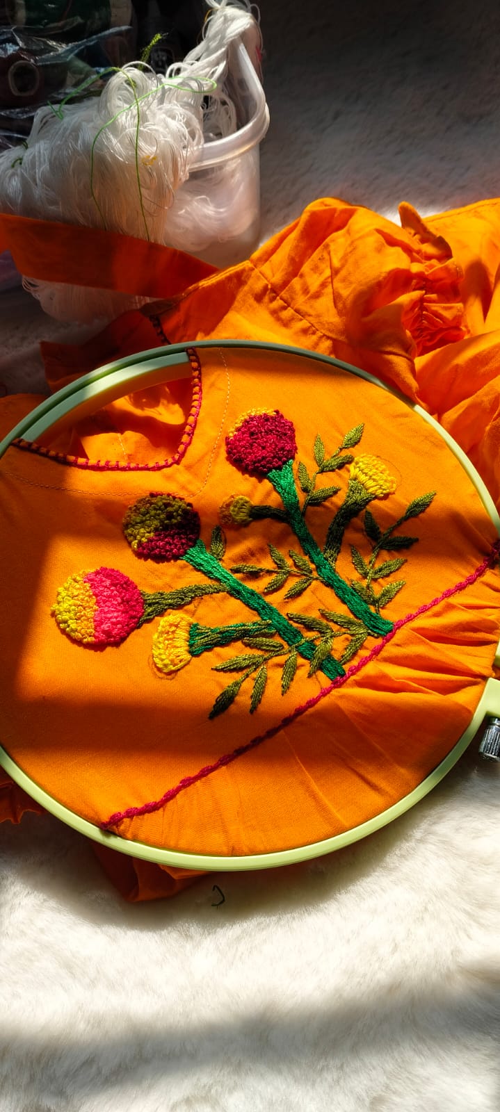 হাতে সেলাই ফ্লোরাল মোটিফ