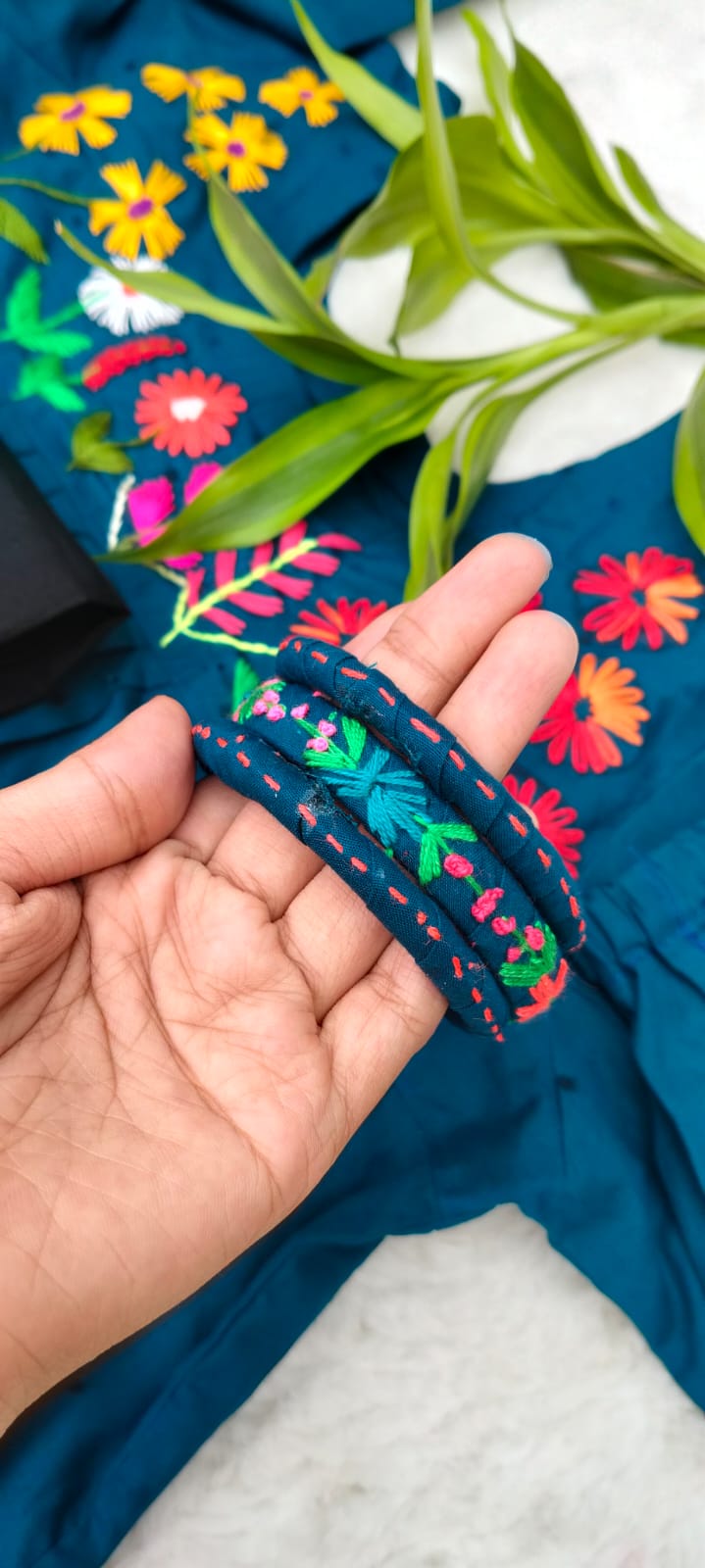 সিগনেচার হাতে বোনা কাজ