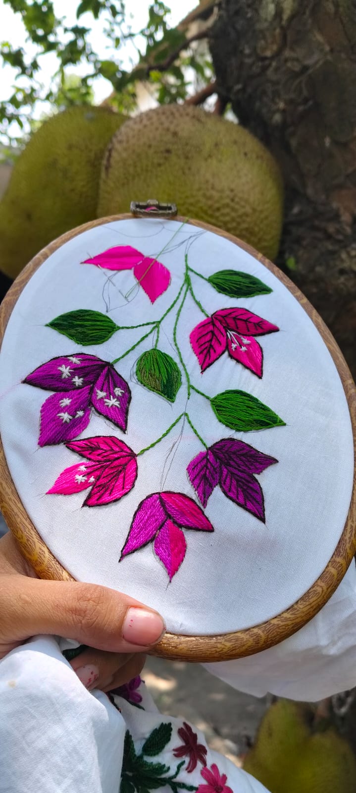 ফ্লোরাল হাতে এমব্রয়ডারি