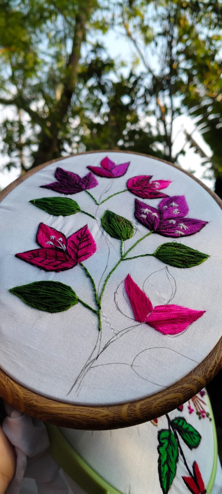 রঙিন হ্যান্ড এমব্রয়ডারি কাজ